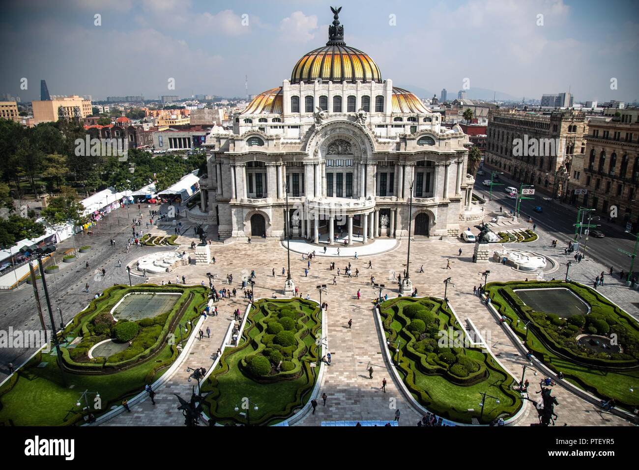 Angolo di alta vista. Il Palazzo delle Belle Arti, centro culturale nel centro storico di Città del Messico, considerato il più importante nella manifestazione delle arti in Messico e uno dei più famosi teatri lirici del mondo. marmo edificio architettonico. Colore bianco. (Foto: Luis Gutierrez / NortePhoto.com) vista de angulo alto. El Palacio de Bellas Artes, recinto culturale en el Centro Histórico de la Ciudad de México, considerado el más ponderosa en la manifestación de las artes en México y n.a. de las Casas de opera más renombradas del mundo. edificio arquitectonico de marmol. blan colore Foto Stock