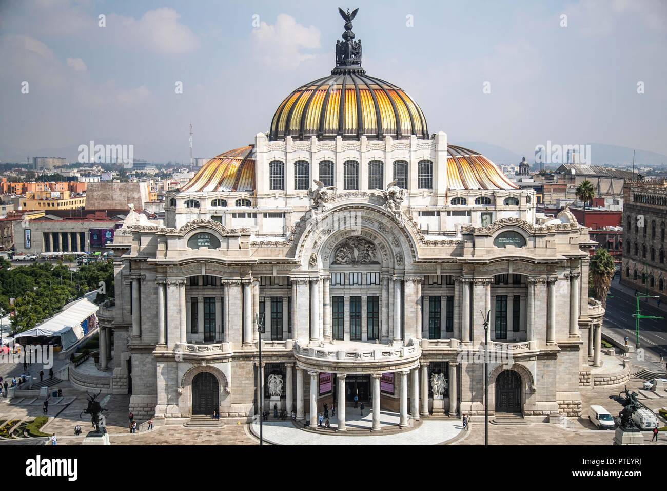 Angolo di alta vista. Il Palazzo delle Belle Arti, centro culturale nel centro storico di Città del Messico, considerato il più importante nella manifestazione delle arti in Messico e uno dei più famosi teatri lirici del mondo. marmo edificio architettonico. Colore bianco. (Foto: Luis Gutierrez / NortePhoto.com) vista de angulo alto. El Palacio de Bellas Artes, recinto culturale en el Centro Histórico de la Ciudad de México, considerado el más ponderosa en la manifestación de las artes en México y n.a. de las Casas de opera más renombradas del mundo. edificio arquitectonico de marmol. blan colore Foto Stock