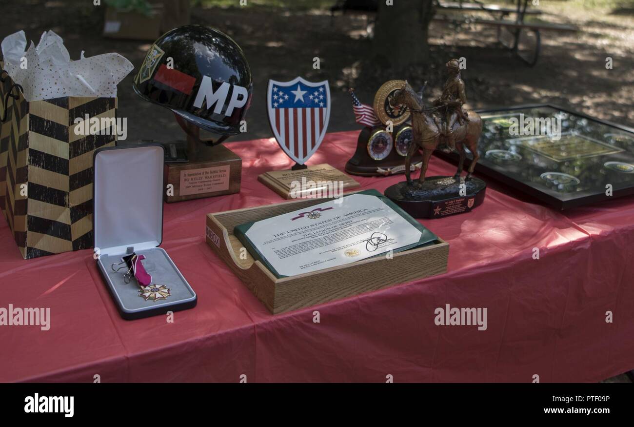 Il troncaggio di doni giaceva su un tavolo durante un picnic di congedo per Briga. Gen. Kelly Wakefield, il vice comandante generale (supporto) per il duecentesimo della polizia militare di comando, al Lago di burba Park a Fort Meade, Maryland, 16 luglio 2017. Wakefield è stato con il duecentesimo fin dal mese di agosto 2014 e dice i suoi momenti migliori sono stati spesi con i soldati del down-unità di traccia. Foto Stock