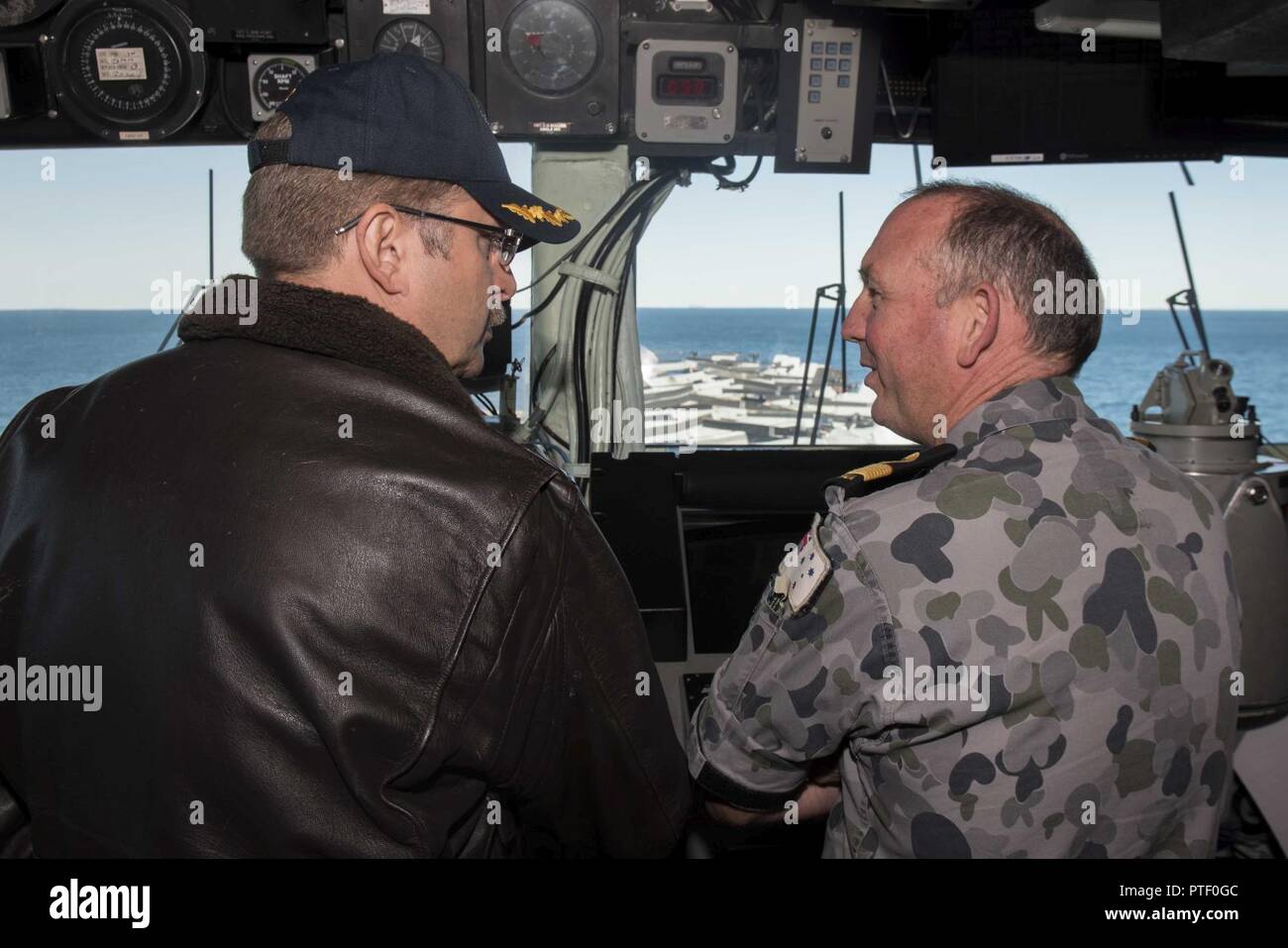 CORAL SEA (Luglio 20, 2017) Royal Australian Navy Commodore Mal saggi (a destra), componente marittima Commander, parla con il cap. Larry McCullen, comandante della Amphibious Assault nave USS Bonhomme Richard (LHD 6), sul ponte durante un tour della nave durante il talismano di Saber 17. Talismano Saber è una biennale degli STATI UNITI - Australia esercizio bilaterale tenutosi al largo della costa australiana intende conseguire l'interoperabilità e rafforzare gli Stati Uniti-Australia alliance. Foto Stock