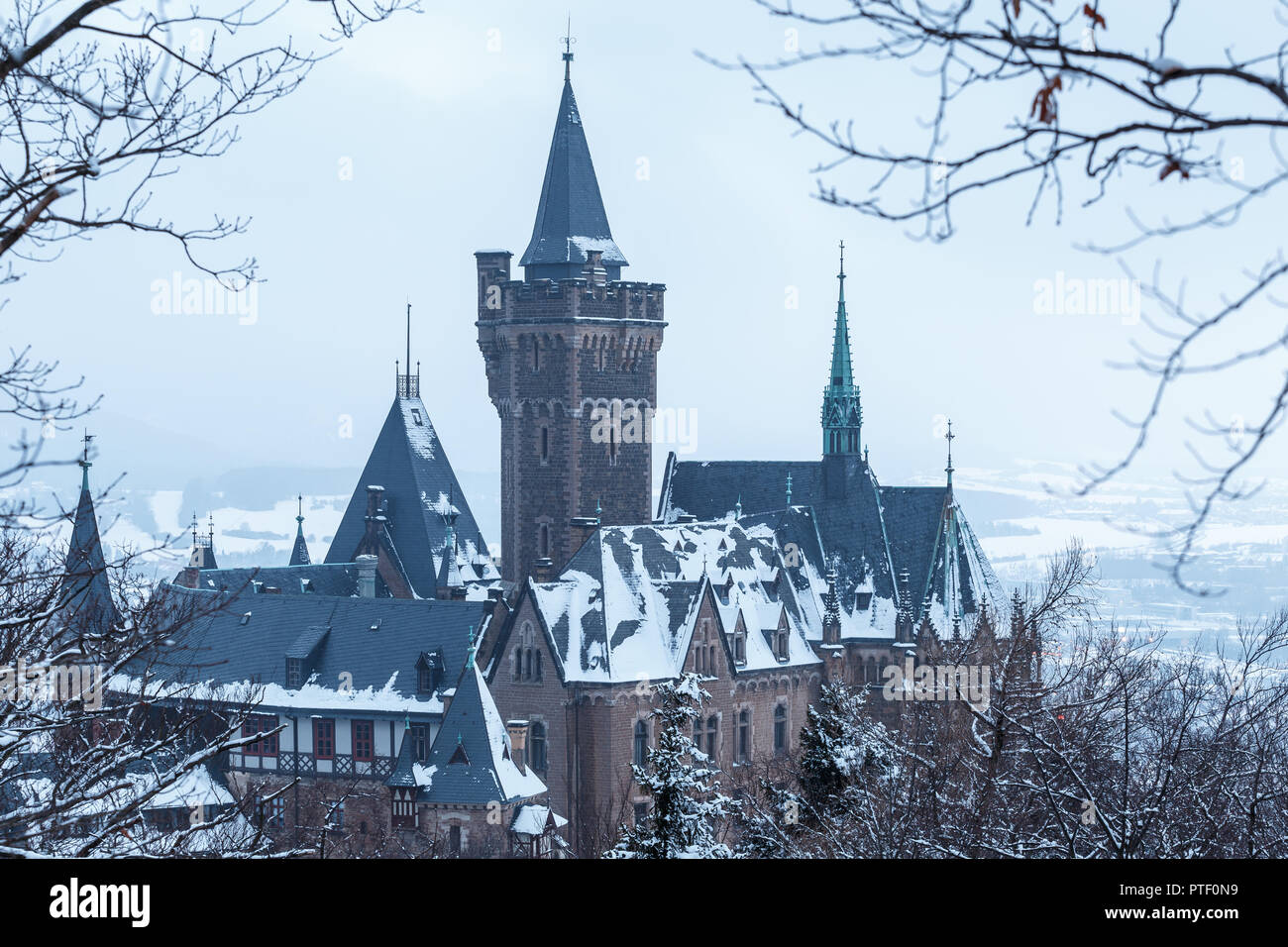 Storico castello di Wernigerode in inverno. Harz, Germania Foto Stock