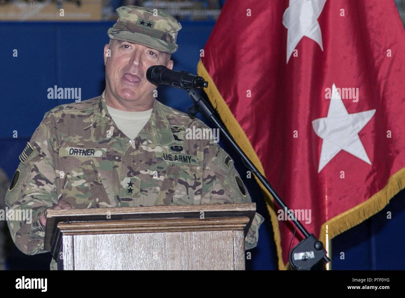 Il Mag. Gen. Blake C. Ortner, comandante generale della ventinovesima divisione di fanteria, dà qualche commento durante la Task Force Spartan trasferimento di autorità cerimonia al Camp Arifjan, Kuwait, 13 luglio 2017. La ventinovesima Inf. Div. consegnato il controllo di TF Spartan, parte di Operazione Spartan scudo, per la trentacinquesima divisione di fanteria. TF Spartan evidenzia il ruolo essenziale svolto dall esercito Guardia Nazionale e la riserva di esercito di soldati in operazioni in tutto il mondo. Foto Stock