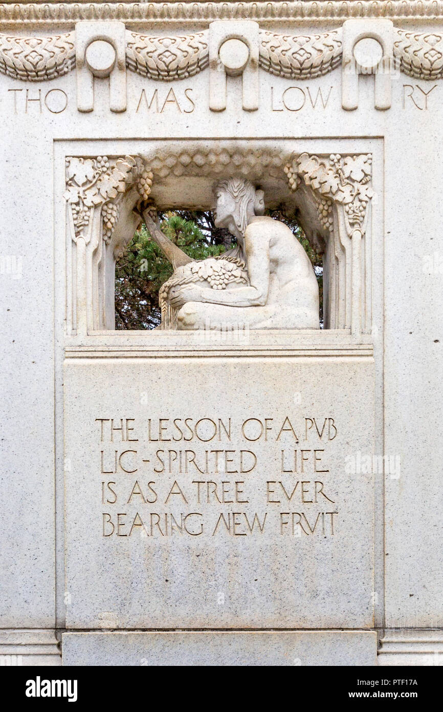 Una scultura raffigurante una donna raccolta di frutta sul 1915 Thomas Lowry memorial presso Smith Triangle Park a Minneapolis, Minnesota, Stati Uniti d'America Foto Stock