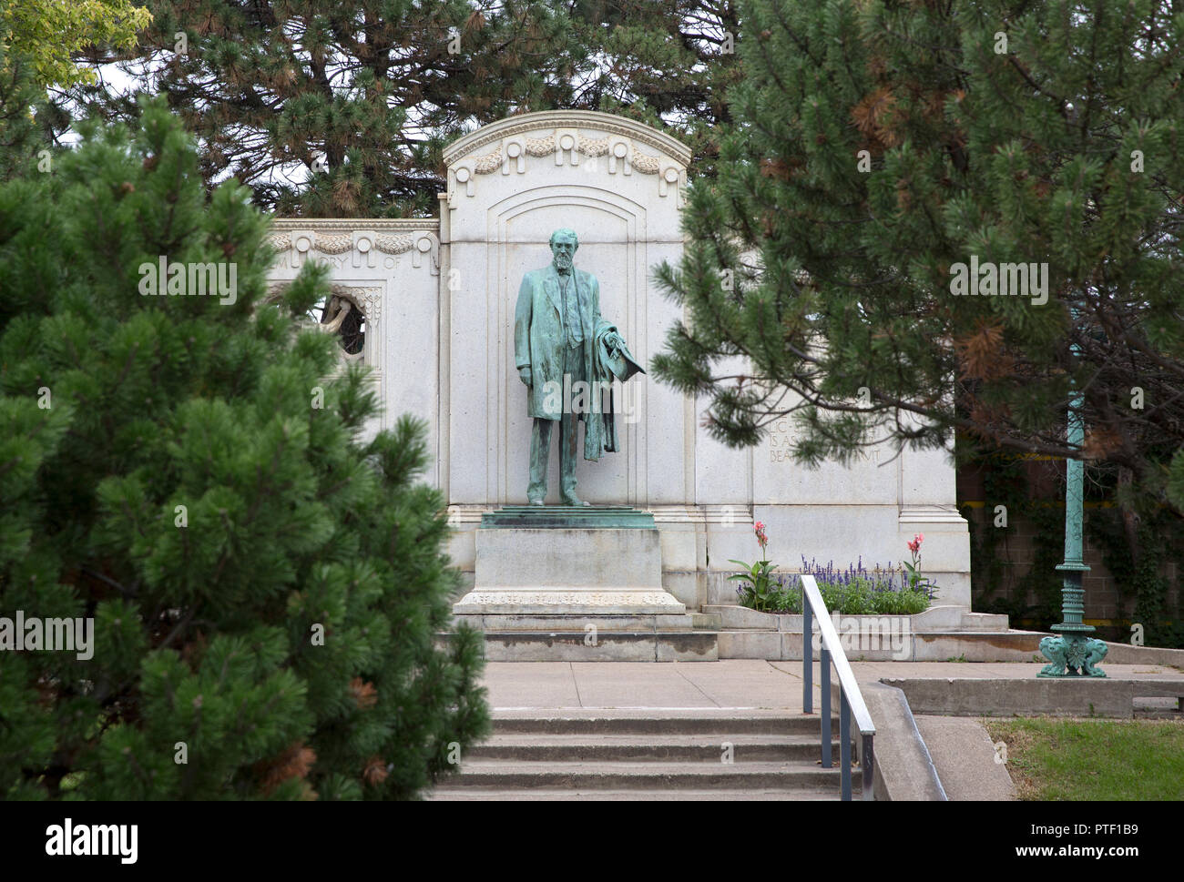 Il 1915 Thomas Lowry statua in bronzo e il memoriale di Smith Triangle Park a Minneapolis, Minnesota, Stati Uniti d'America - Il monumento è stato progettato da Karl amaro Foto Stock