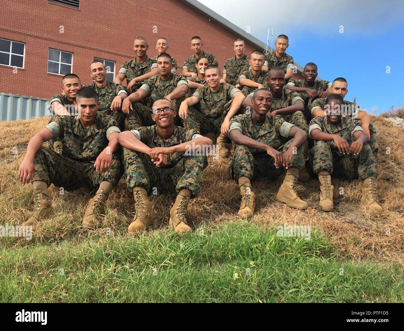 A guadagnare il titolo di Marine può anche aiutare i cittadini non statunitensi guadagnare i diritti e i privilegi della cittadinanza. Questa settimana, 19 nuovi Marines hanno prestato giuramento di fedeltà e divenne naturalizzato cittadino degli Stati Uniti. "La cittadinanza degli Stati Uniti è il più grande onore che concediamo (presso i Servizi immigrazione e cittadinanza degli Stati Uniti)", ha detto Brenda Washington, Servizi immigrazione e cittadinanza degli Stati Uniti. "Per questi Marines, odierna cerimonia di naturalizzazione rappresenta la loro fase finale nel loro viaggio verso la cittadinanza americana. Il loro percorso di cittadinanza è particolarmente notevole in quanto essi primo pegno themselve Foto Stock