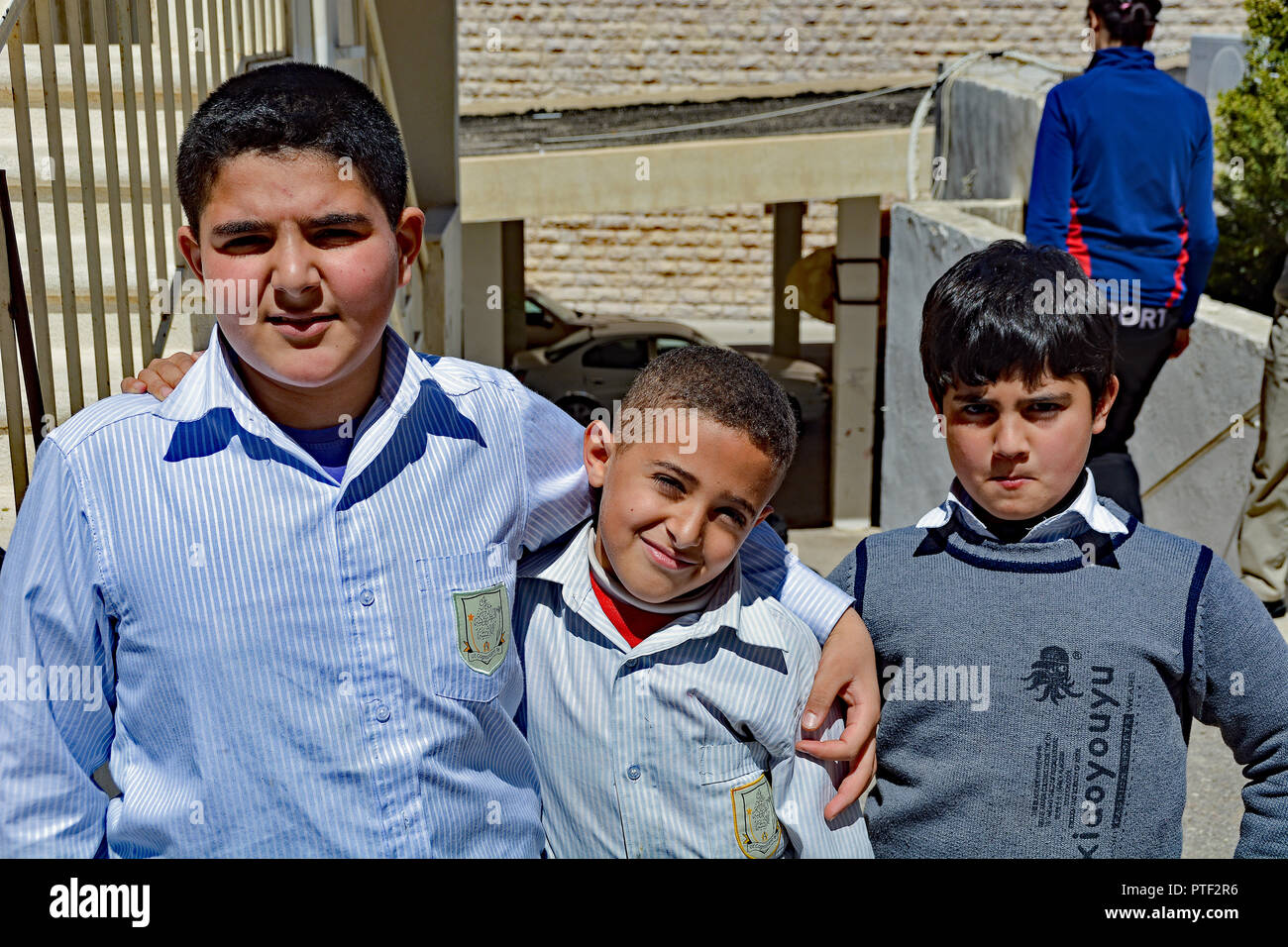 Gli scolari mi saluto presso la loro scuola di Amman, Giordania. Foto Stock