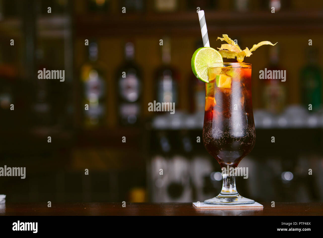 Brown cocktail sul bar gara. Cocktail serviti Foto Stock