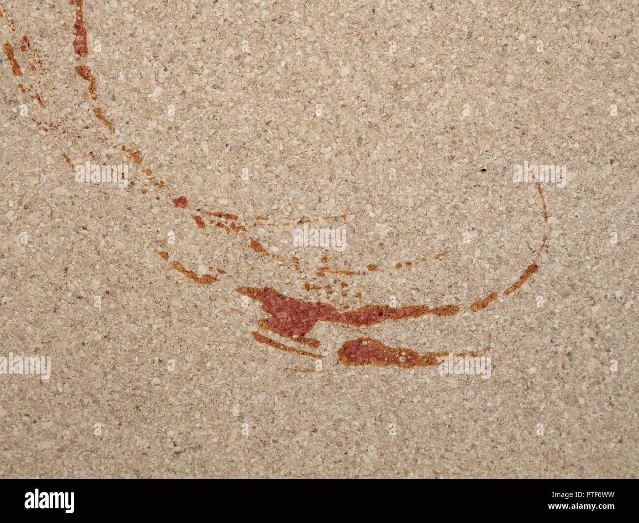 Spurgo, macchia di sangue, sbavature sul sughero pavimento del bagno. Foto Stock