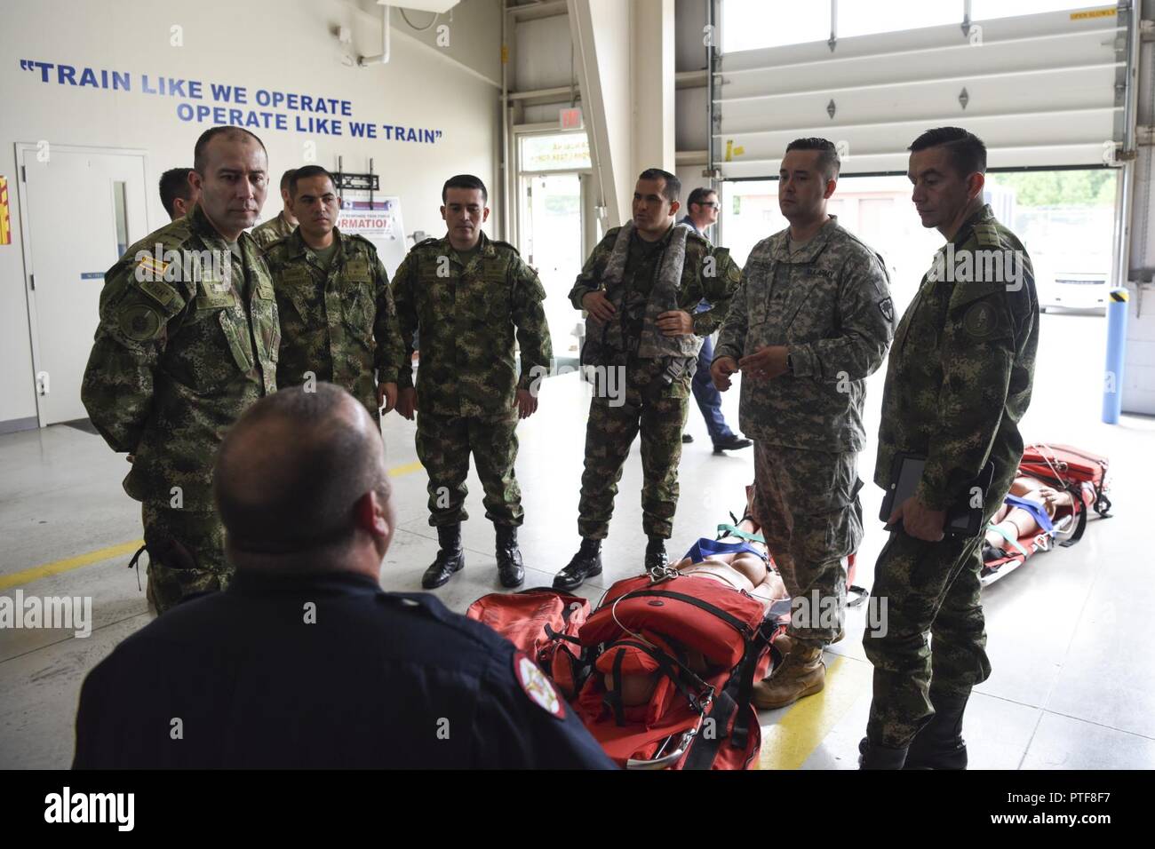 Soldati con l'esercito colombiano ha visitato con la Carolina del Sud la Guardia Nazionale di elicottero di salvataggio acquatico Team (SC-HART) a La Carolina del Sud Fire Academy a Columbia nella Carolina del Sud, 20 luglio 2017. La SC-HART Team riesaminata la formazione tecniche da utilizzare per salvare vite umane, tra cui una figliata di acqua la dimostrazione di salvataggio. La Carolina del Sud la Guardia Nazionale e il paese della Colombia hanno una partnership di stato sotto la protezione nazionale Bureau che ha avuto inizio nel luglio 2012. Foto Stock