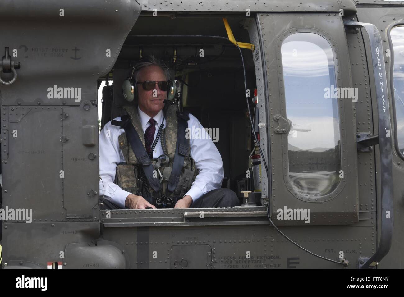 Gov. di Carolina del Sud Henry McMaster ha visitato con la Carolina del Sud la Guardia Nazionale di elicottero di salvataggio acquatico Team (SC-HART) a La Carolina del Sud Fire Academy a Columbia nella Carolina del Sud, 20 luglio 2017. La SC-HART Team riesaminata la formazione tecniche da utilizzare per salvare vite umane, tra cui una figliata di acqua la dimostrazione di salvataggio. Foto Stock