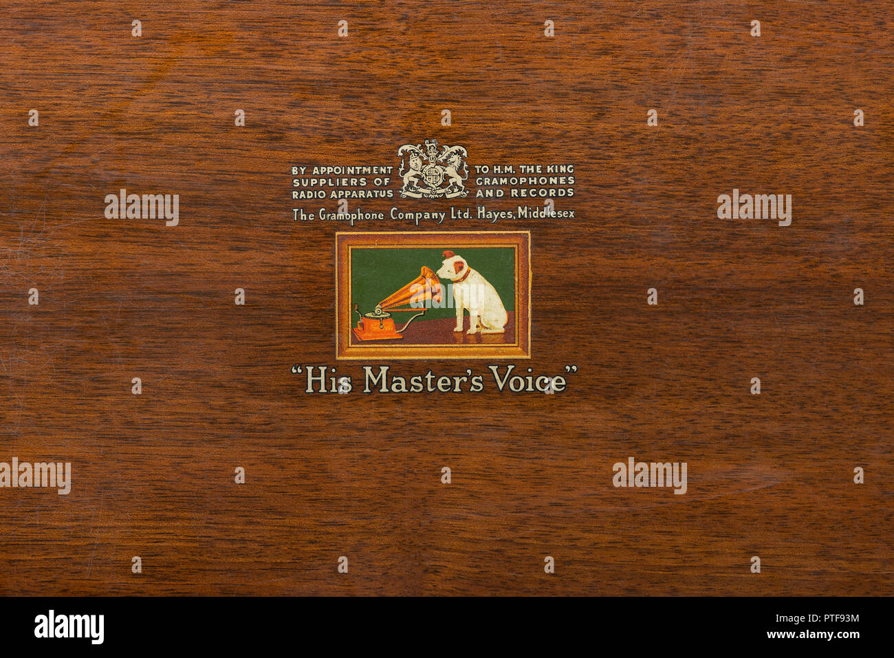 Vecchio HMV His Masters voice logo con la nomina al HM a Sua Maestà il Re pre QEII regnare sulla vecchia radio in legno grammofono Foto Stock