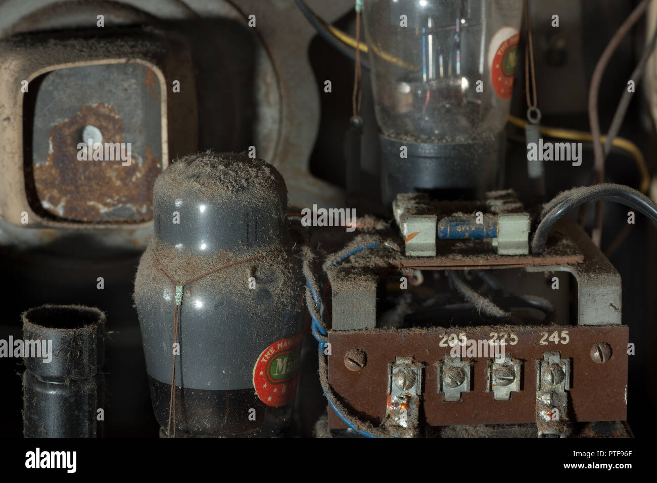 Oltre 50 anni di accumulo di strati di rivestimento in polvere i componenti elettrici, valvole, condensatori, fili di un 1121 HMV i suoi maestri Radio vocale Foto Stock