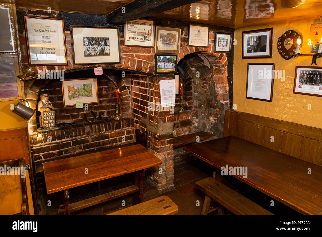 Inghilterra, Berkshire, Aldworth, Bell Inn, storico invariato village pub, bar interno Foto Stock