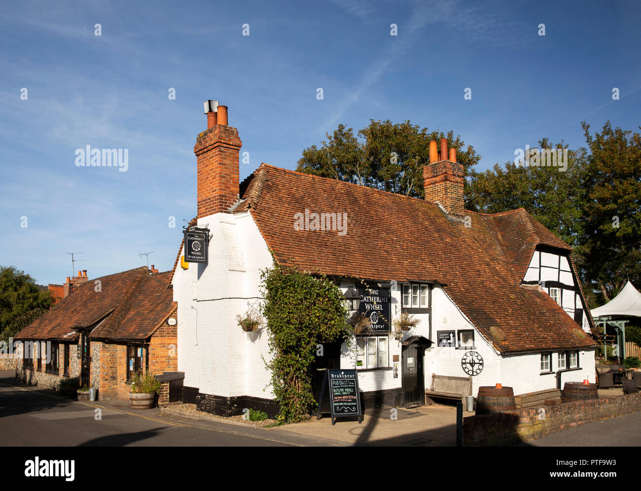 Inghilterra, Berkshire, Goring sul Tamigi, Station Road, Catherine pub ruota con Forge bar in ex smithy Foto Stock