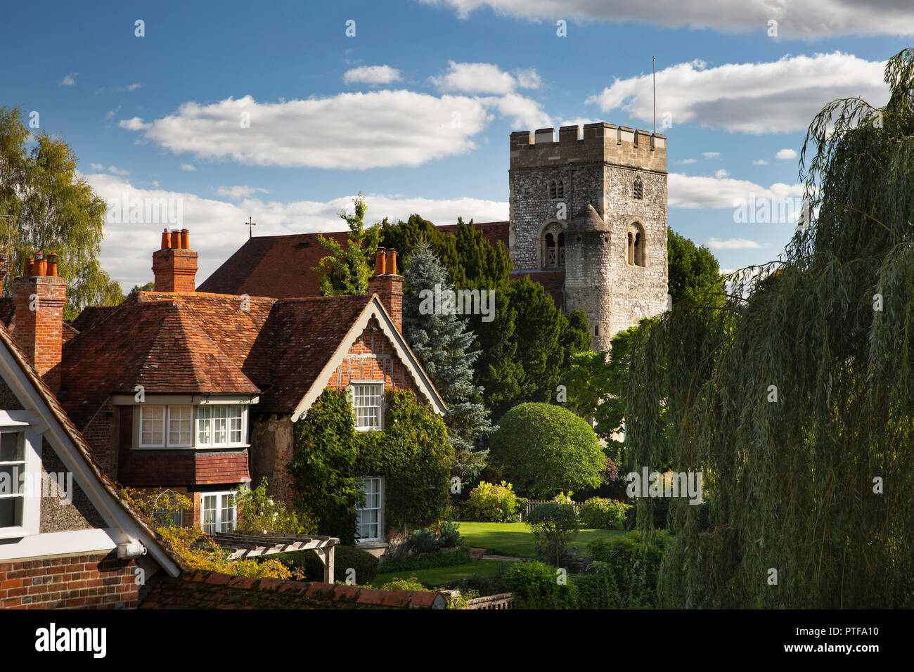 Inghilterra, Berkshire, Goring on Thames, Mill Cottage, George Michael's home accanto alla chiesa Foto Stock