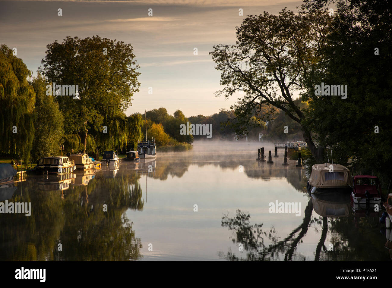 Inghilterra, Berkshire, Streatley, early morning mist sul Fiume Tamigi fuori Swan Hotel Foto Stock