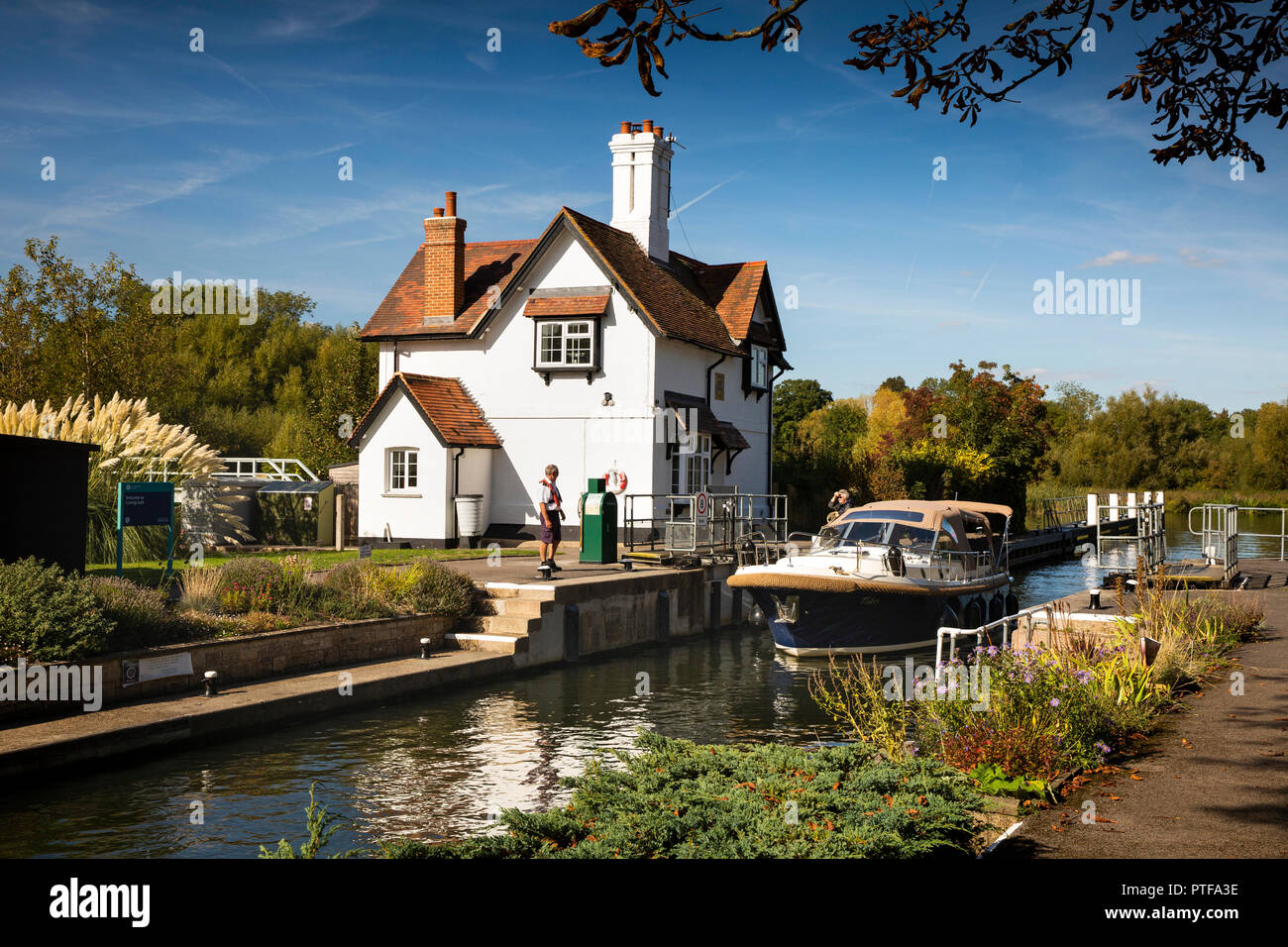 Inghilterra, Berkshire, Goring sul Tamigi, bloccare i detentori cottage a si blocca sul Fiume Tamigi come costoso cabinato entra nella serratura Foto Stock