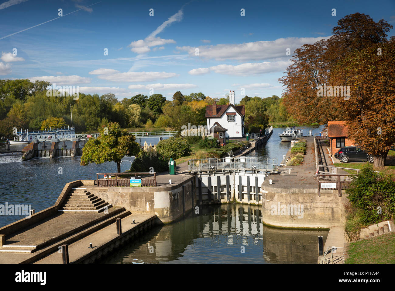 Inghilterra, Berkshire, Goring sul Tamigi, bloccare i detentori cottage a serrature e weir sul Fiume Tamigi Foto Stock