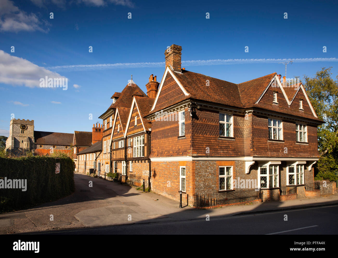 Inghilterra, Berkshire, Streatley, High Street, bambino corte, piastrella appeso house e la sala Morrell accanto alla chiesa di Santa Maria in Church Lane Foto Stock