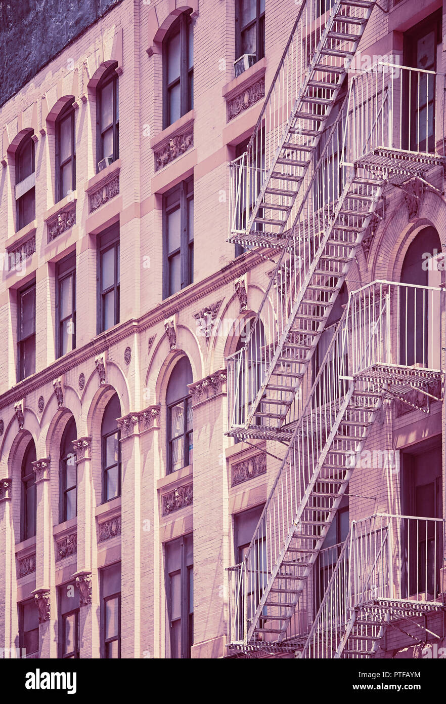 Vecchio edificio con il fuoco sfugge, dai toni di colore immagine, New York, Stati Uniti d'America. Foto Stock