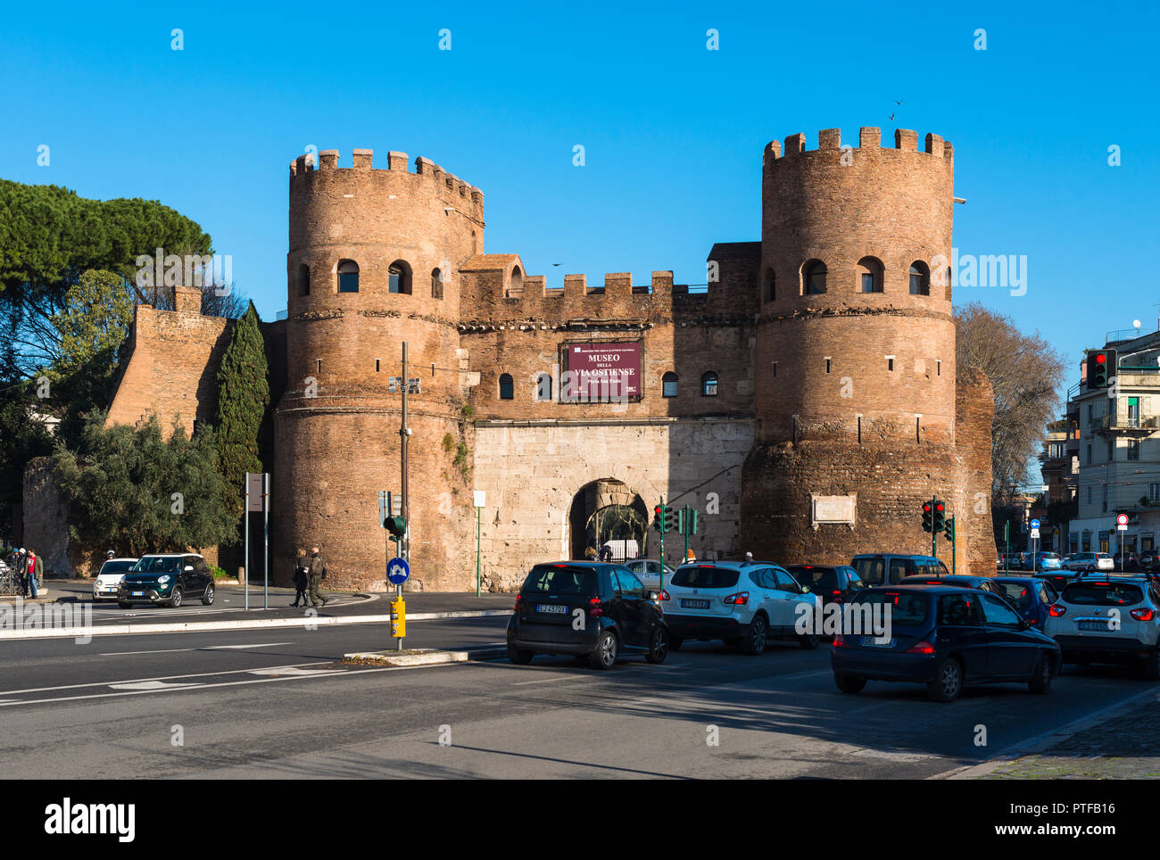 Porta San Paolo, Via Ostiense, Roma, Lazio, l'Italia, Europa Foto Stock
