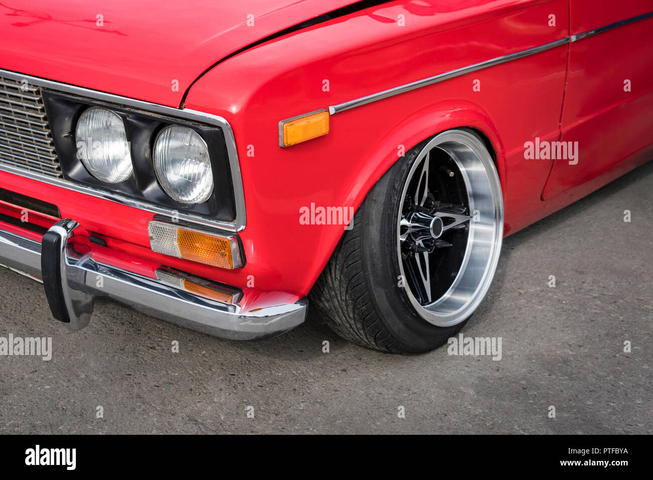 Vista laterale sulla nuova vettura di lusso sulla ruota di metallo color argento con cerchio nero shine pneumatico. Sport di lusso auto ruota con basso profilo pneumatico. Auto tuning, design technolo Foto Stock