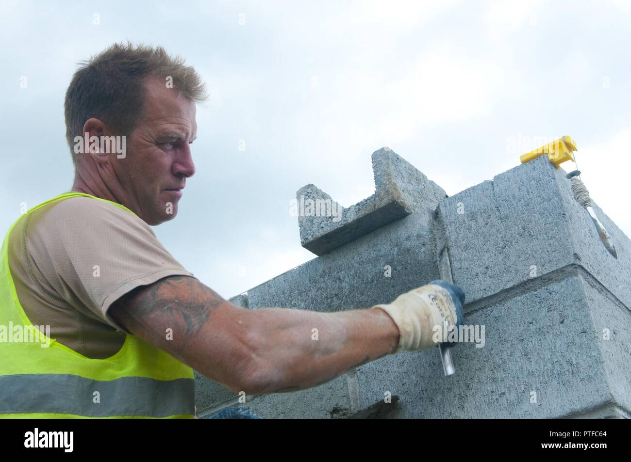 Caporale Paolo Nash, un soldato con l'esercito britannico Royal Monmouthshire Royal Engineers reggimento riserva, finiture giunti durante la posa di blocco durante la risoluta Castello 17, a Cincu, Romania, 16 giugno 2017. Un trasporto merci pesanti driver da monmouth, Galles, Nash imparato le abilità di muratura come parte del suo addestramento militare. Egli e colleghi ingegneri si è recato in Romania per costruire una luce di demolizione parete gamma violare facility come parte del castello risoluto 17. Il funzionamento, guidati da U.S. La riserva di esercito di ingegneri, migliora l'interoperabilità, migliora la garanzia di sicurezza e di fiducia tra nazioni partner, mentre Foto Stock