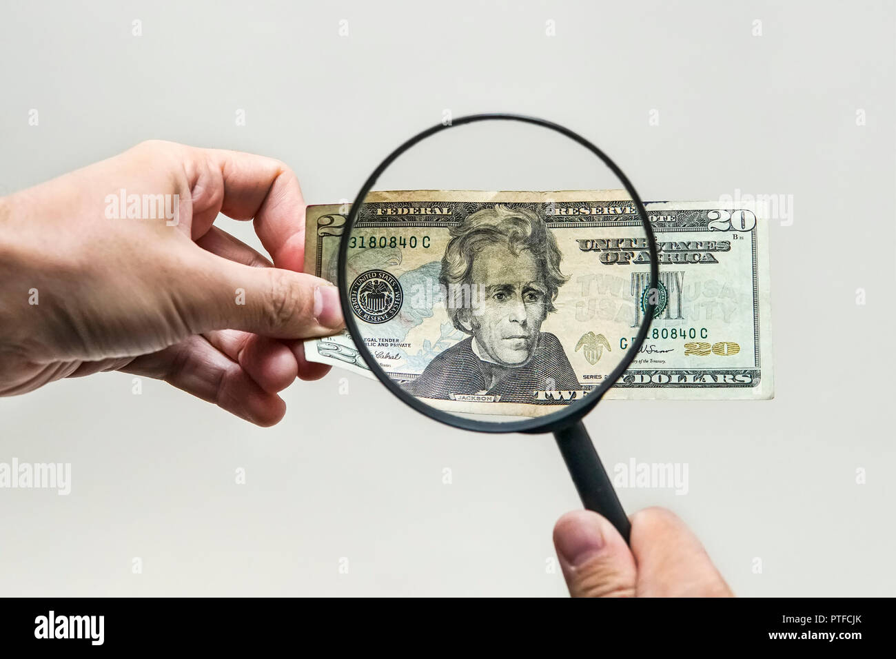 Expert con lente di ingrandimento controlli di denaro sospetti. cerca di filigrane sulla carta delle fatture false. lente di ingrandimento, Magnifier, lente di ingrandimento, magn Foto Stock