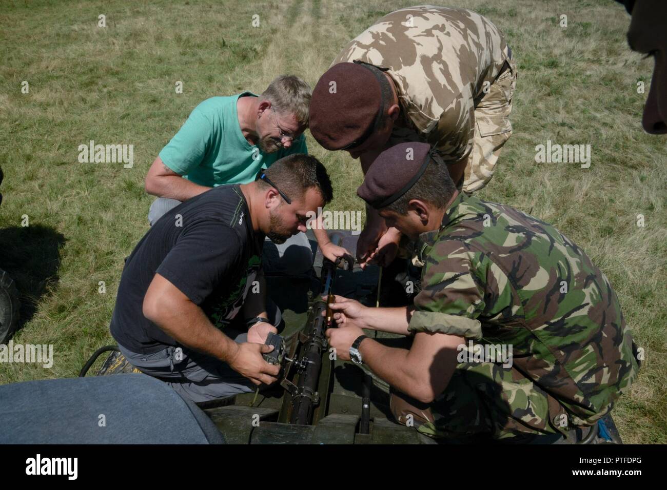 Stefan Seitz (anteriore) e John Bunting (retro), sia con il supporto di formazione Team (TST) Valcea, formazione Expeditionary divisione di assistenza, training di supporto attività Europa, installare più laser integrato sistema di innesto (miglia) apparecchiature su una scheda rumeno-71 anfibio personale blindato Carrier in Ramnicu Valcea, Romania, 19 luglio 2017. TST Valcea offre miglia di attrezzature per le varie nazioni della NATO che parteciperanno a contatto simulato durante un divario umido traversata attraverso il Fiume Olt, come parte dell'esercizio Saber custode. Saber Guardian è un esercizio di multinazionali che spazia su Bulg Foto Stock