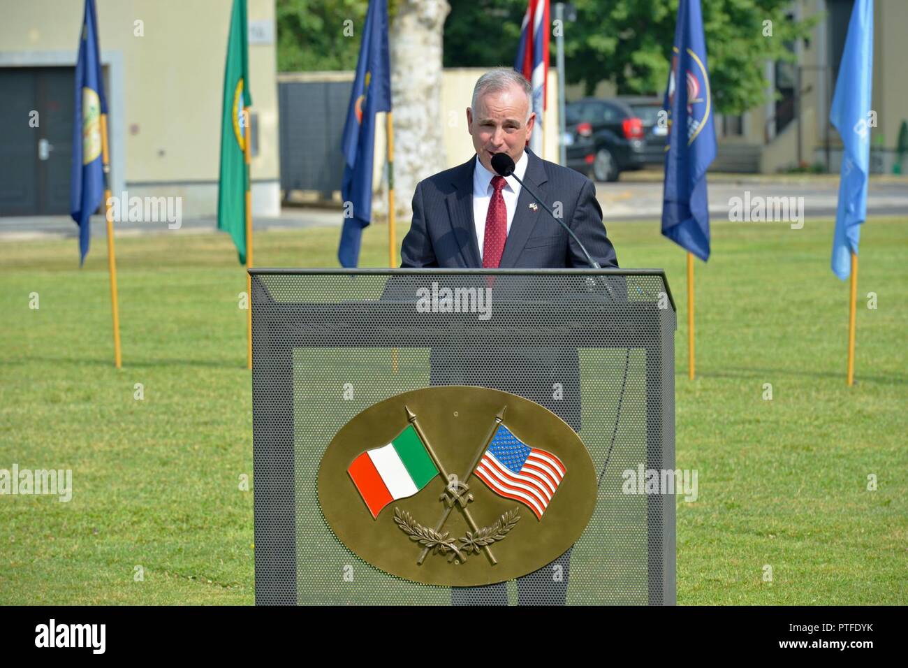 Michael D. Formica, Regione direttore, Installation Management Command-Europe, indirizzi il pubblico durante la guarnigione del cambiamento di cerimonia di comando sul campo Hoekstra, Caserma Ederle, Vicenza, Italia, lug. 21, 2017. Foto Stock