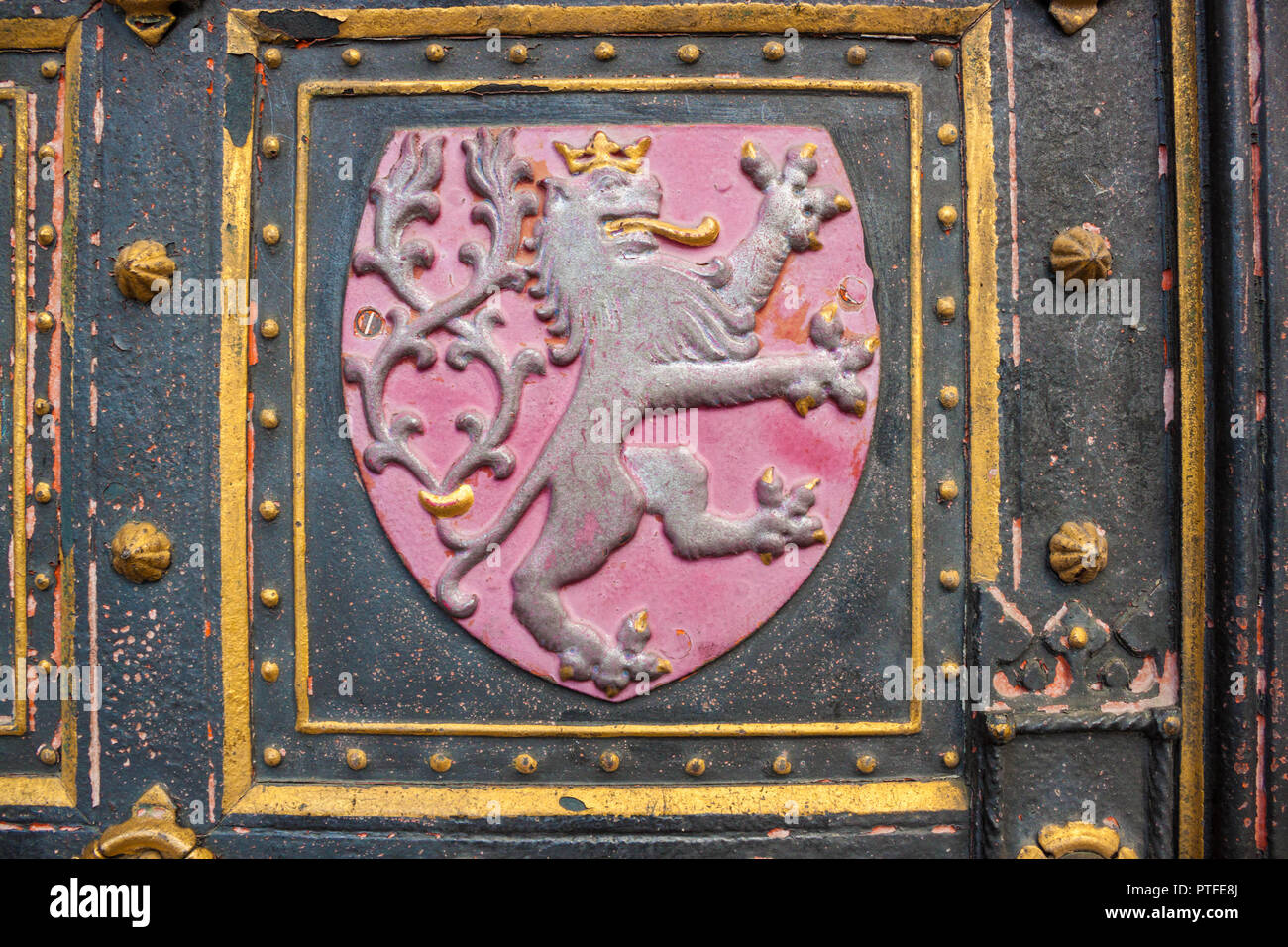 Elemento di porte di San Pietro e san Paolo Basilica di Vysehrad, Praga. Stemma di Boemia e di tutta la terra ceca - argento a doppia coda di Lion su Foto Stock