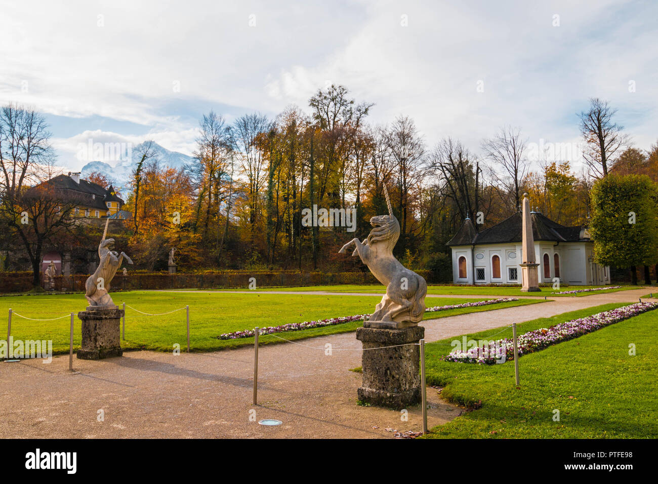 Sculture di unicorns nel bellissimo parco del Castello di Hellbrunn. Foto Stock