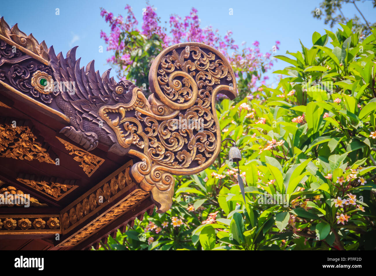 Bella ha voluto naga pattern sul puntone e timpano di tailandese settentrionale della chiesa di stile al Wat Chedi Liam, un antico tempio in Wiang Ku Foto Stock