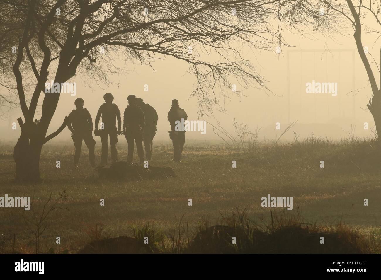 Team El Salvador a prepararsi per la sollecitazione sparare caso Luglio 21, 2017 durante Fuerzas Comando in Vista Alegre, Paraguay. Fuerzas Comando è un 11-giorni di gara che richiede la coesione del team e promuove i partenariati multinazionali tra Nord, Centro e Sud America e Caraibi paesi. Foto Stock