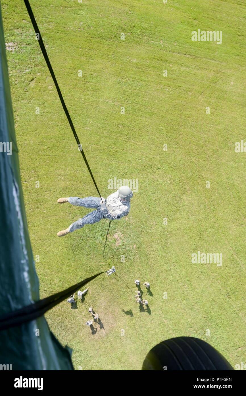 Soldati con Fort Indiantown Gap inaugurale della Air Assault Course rappel da un UH-60 Black Hawk elicottero azionato da pilota dall'esercito orientale la guardia nazionale di aviazione Sito di formazione Luglio 20, 2017. I dieci giorni di corso progettato per preparare i soldati per inserimento, evacuazione e pathfinder missioni che richiedono l'uso di mezzi di trasporto multiuso e elicotteri d'assalto. Fort Indiantown Gap è solo uno dei sette siti di formazione di offrire Air Assault scuola. Foto Stock