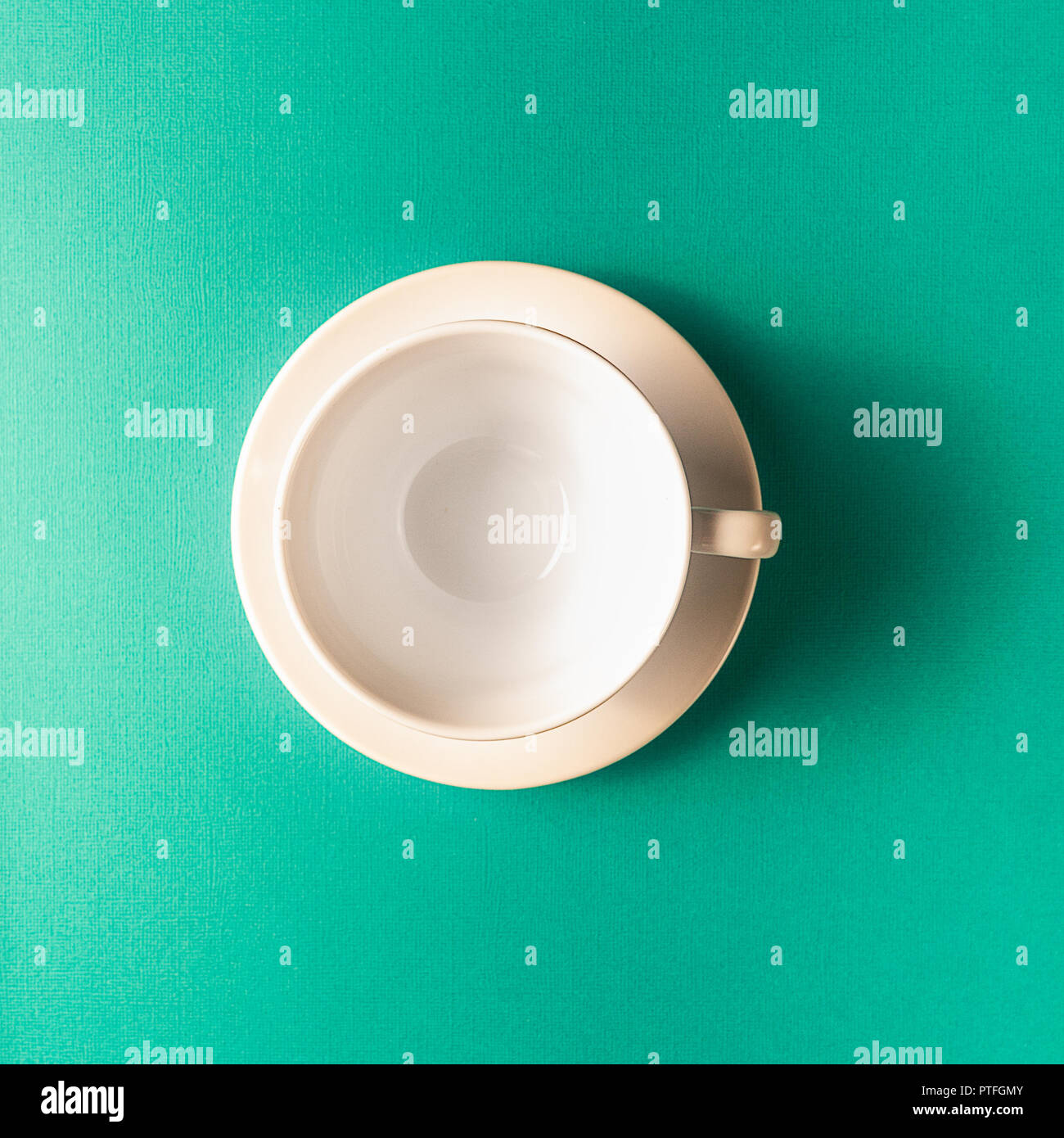 Appartamento vista laici dell'uno bianco vuoto per il caffè o il tè sulla tazza aqua colore di sfondo, closeup, copia dello spazio. Foto Stock