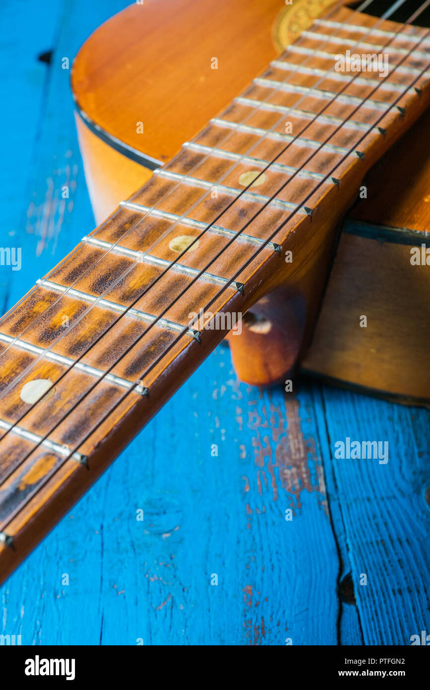 Una vista della vecchia chitarra classica su sfondo blu, primo piano Foto  stock - Alamy