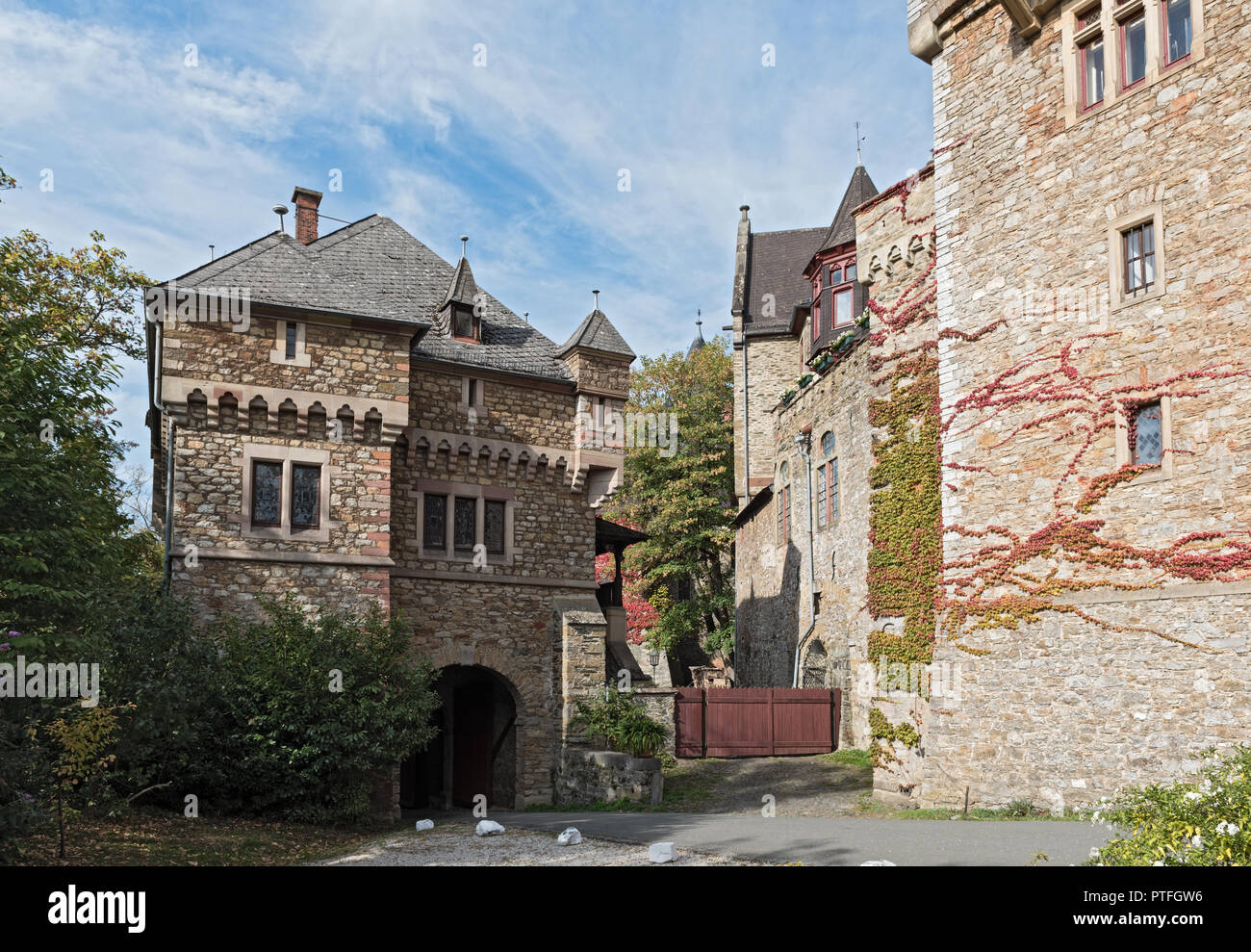 Il castello medievale di braunfels su un vertice di basalto. Foto Stock