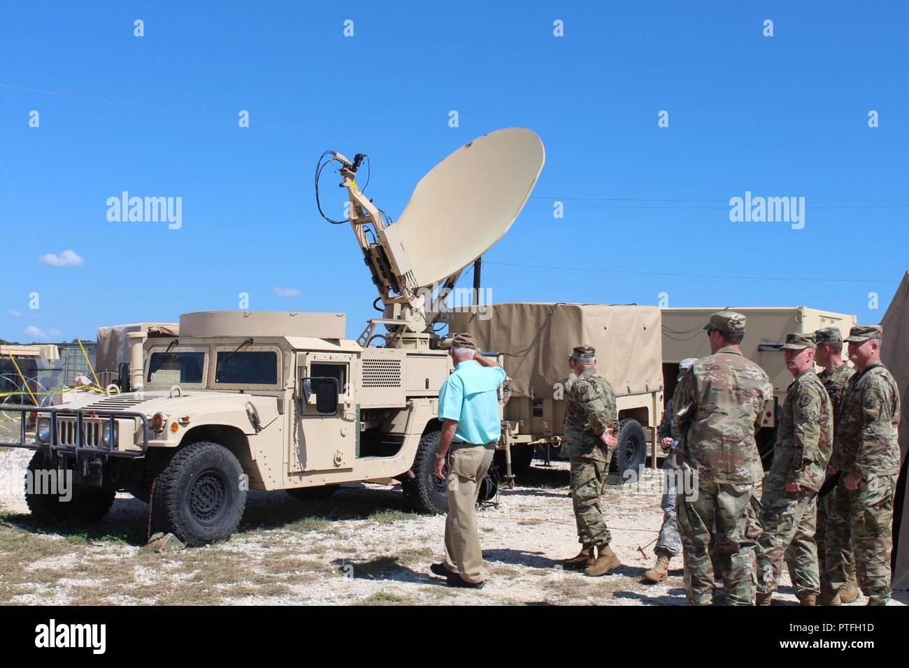 I soldati del 321Intelligenza militare brigata impostare, attivato e lanciato con successo il Trojan comunicazioni sicure del sistema satellitare a Camp Bullis, Texas, di recente durante un tactical operations center esercizio tenuto durante la fase di esercizio sempre innestata una riserva di esercito mi missione di addestramento. Foto Stock