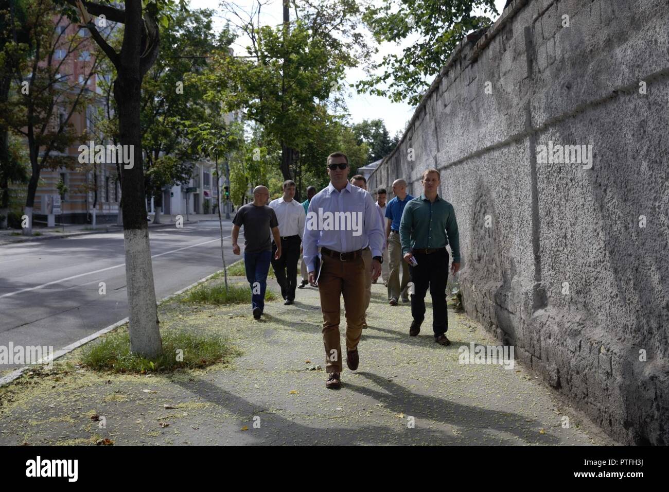 Stati Uniti Marines con il Mar Nero La forza di rotazione 17.1, Marine forza rotazionale Europa 17.1 e Marine Security Guard tour di distacco i quartieri adiacenti per gli Stati Uniti Ambasciata durante un'ambasciata esercizio di rinforzo a Chisinau, in Moldavia, 16 luglio 2017. Ambasciata di esercizi di rinforzo a migliorare la preparazione alle situazioni di emergenza. Foto Stock