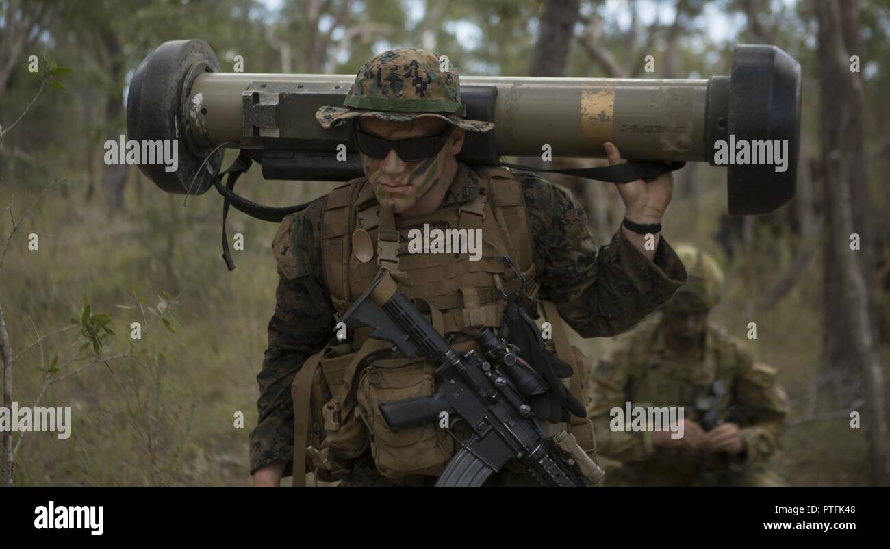 QUEENSLAND, Australia - Lance Cpl. Jakob Kline, un anti-serbatoio missileman con società L, 3° Battaglione, 4° Reggimento Marini, 1° Divisione Marine, Marine forza rotazionale di Darwin, porta una MGF-148 giavellotto durante l'esercizio talismano Saber 17 Field Training esercizio - est, 16 luglio 2017. L'esercizio una maggiore interoperabilità tra U.S. forze armate e difesa australiana di forze per imparare gli uni dagli altri di tattiche. Talismano Saber è un sponsorizzato congiuntamente da esercitare tra Stati Uniti Pacifico Comando e la Australian Defence Force Joint Operations Command, e incorpora U.S. Esercito, Marina, Marine Corp Foto Stock