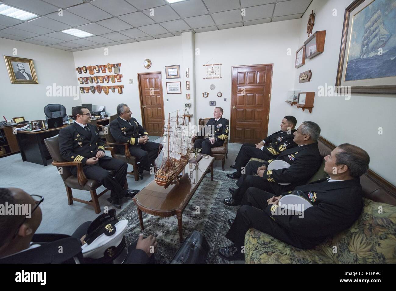 CALLAO, Perù (17 luglio 2017) - Master Chief Sottufficiali della Marina (MCPON) Steven S. Giordano, centro, parla con posteriore Adm. Augusto Octavio Bohorquez Villalta, segretario del comandante generale della marina peruviana, in Callao, Perù durante UNITAS 2017. UNITAS è un annuale multi-nazionale di esercizio che si concentra sul rafforzamento dei nostri attuali partenariati regionali e incoraggia la creazione di nuove relazioni attraverso lo scambio di missione marittima-concentrato di conoscenze e di competenze attraverso l'esercizio. Foto Stock