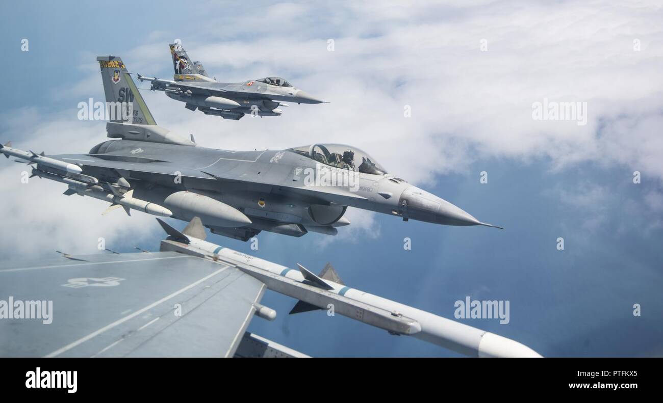 Un Four-Ship formazione di F-16 Fighting Falcons sorvolare Shaw Air Force Base, S.C., 21 luglio, 2017, come parte di una commemorazione del centesimo anniversario del 55th Fighter Squadrons l'attivazione. La formazione comprendeva dell'ala flagship aeromobile dal 55th, 77th, e 79th Fighter squadrons tutte di stanza presso Shaw AFB. Foto Stock