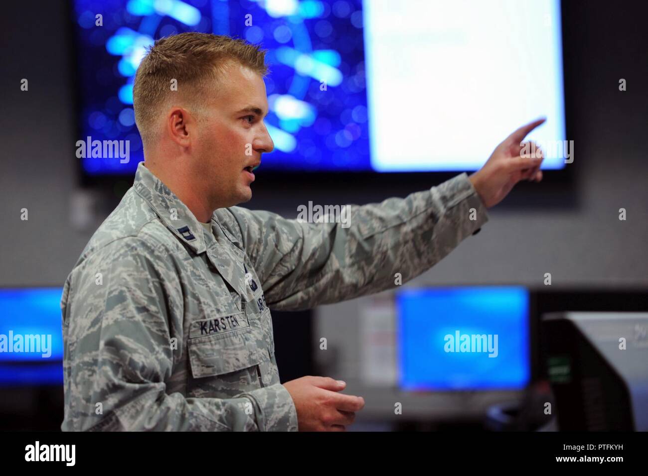 Team Schriever accoglie e insegna ai visitatori da Hollywood durante un tour a Schriever Air Force Base in Colorado, luglio 17, 2017. I partecipanti del tour inclusi registi, produttori e scrittori acclamato da aziende come Netflix, Marvel Studios e Warner Brothers. Foto Stock