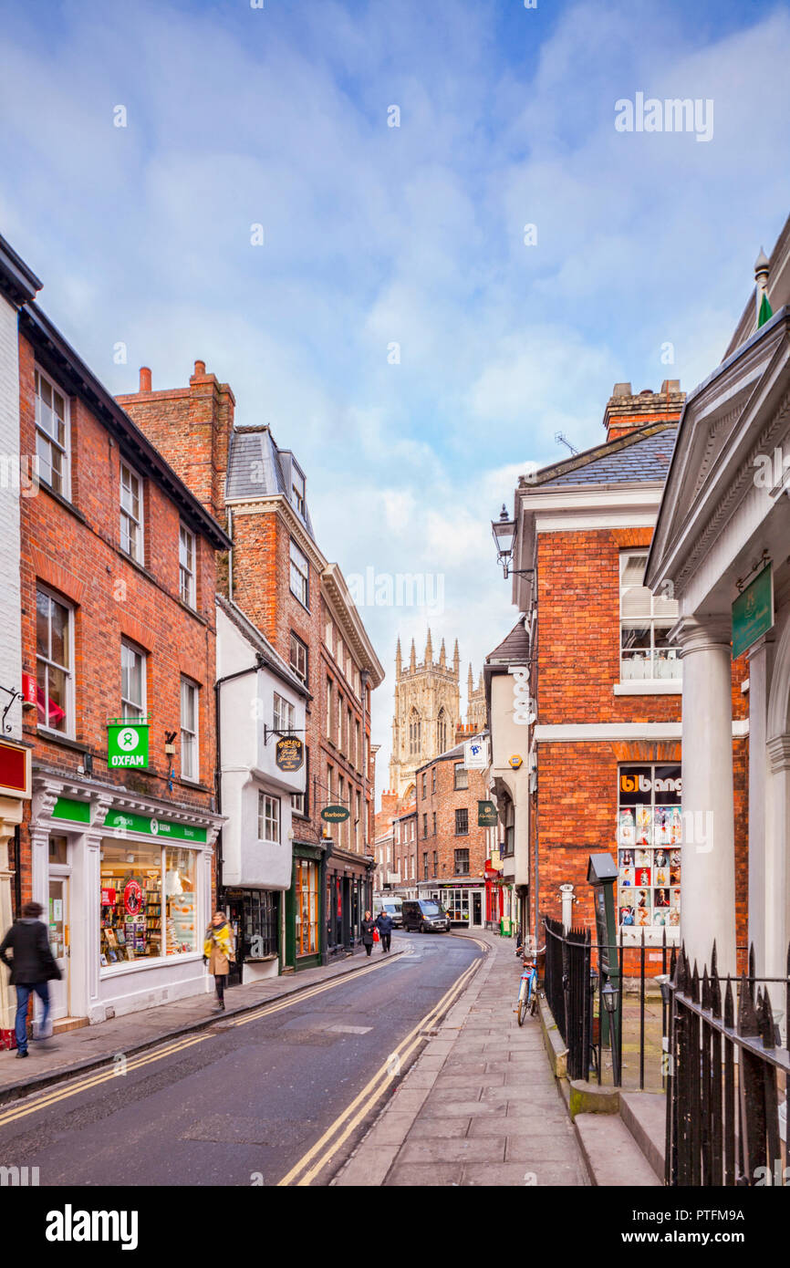 Bassa Petergate, York, guardando verso York Minster. Foto Stock