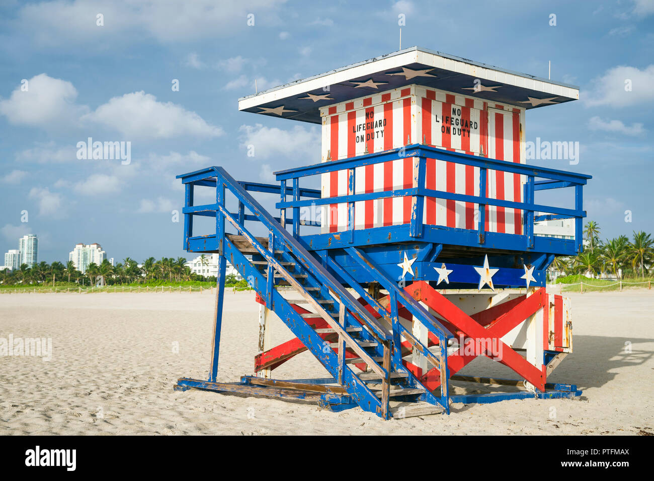 Classico rosso, bianco e blu della bandiera americana bagnino a tema torre sulla sabbia in spiaggia di South Beach a Miami, Florida, Stati Uniti d'America Foto Stock