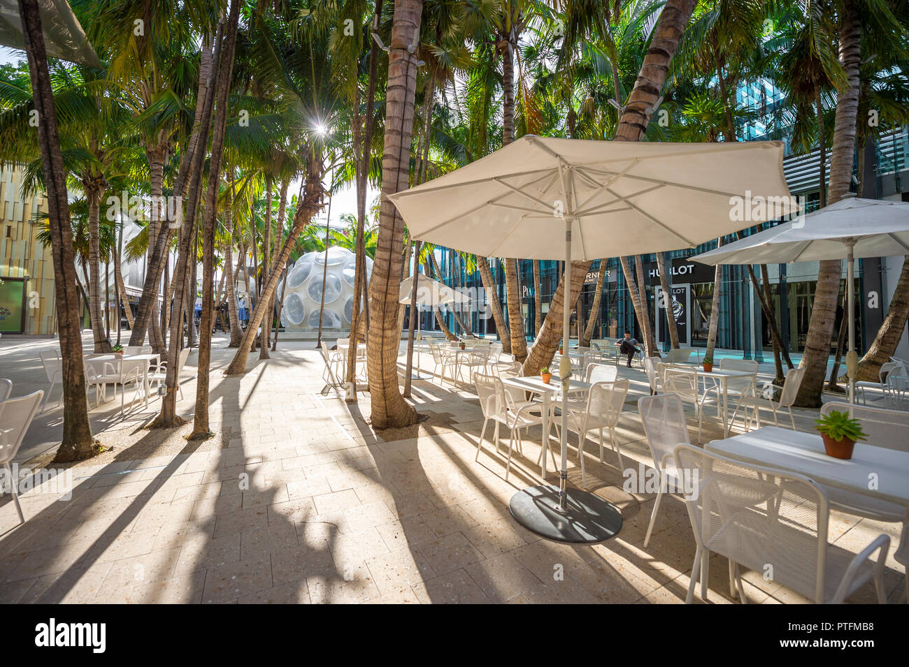 MIAMI - circa agosto, 2018: sole di mattina i flussi attraverso il cortile del luxury retail Palm Court nel Design District. Foto Stock