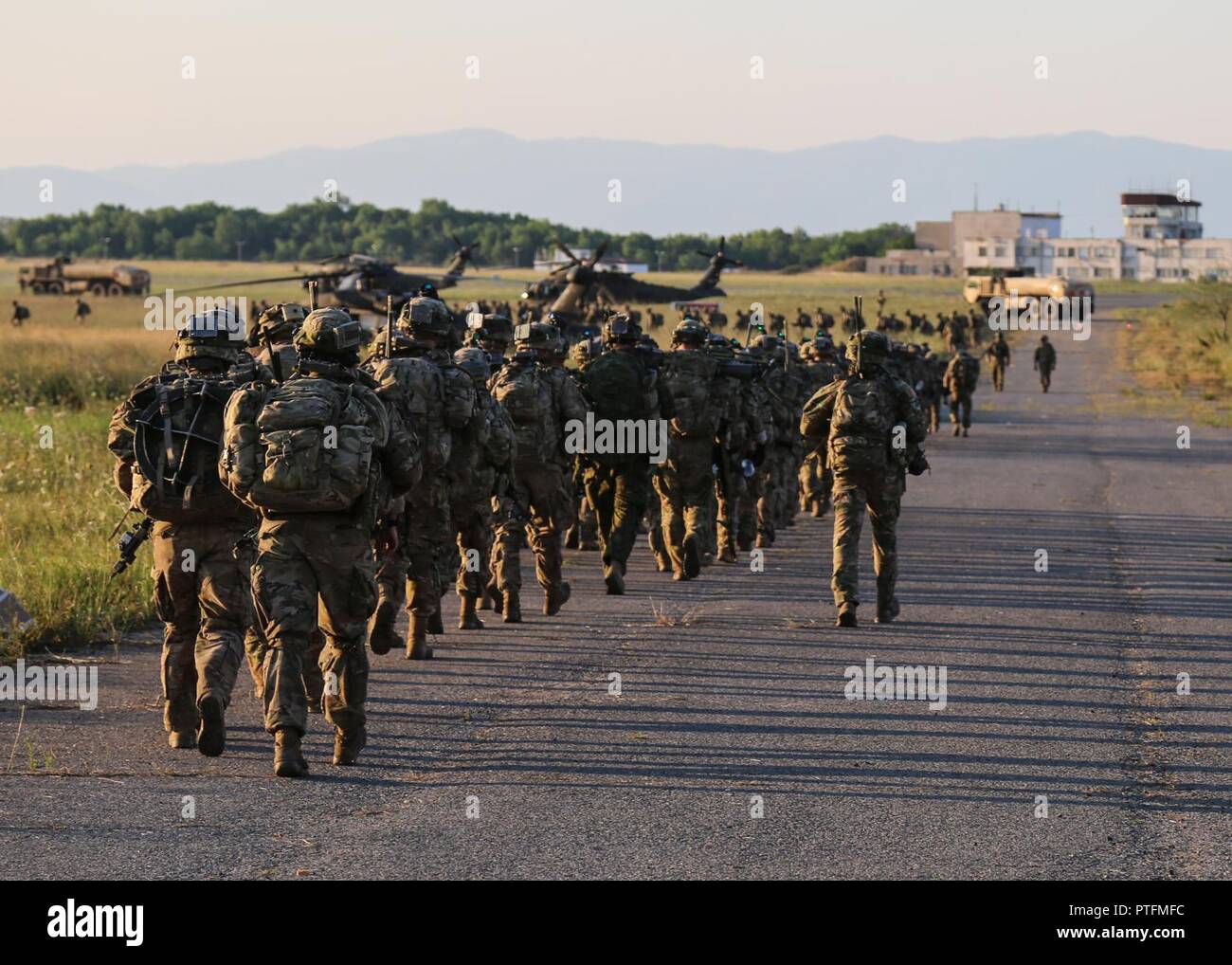 U.S. paracadutisti del 173rd Airborne Brigade tatticamente manovra mentre conducendo un offensiva funzionamento durante l'esercizio Saber tutore all'Bezmer Area Formazione, Novo Selo, Bulgaria Luglio 21, 2017. Saber Guardian 2017 è una multinazionale di esercitazione militare che coinvolge circa 25.000 militari da 23 nazioni partecipanti. L'esercizio è parte degli Stati Uniti Comando europeo congiunto del programma di allenamento studiato per migliorare giunto combinato di interoperabilità tra bulgaro, rumeno, ungherese, Stati Uniti, gli alleati della NATO e di altri il Partenariato per la pace delle nazioni. Foto Stock