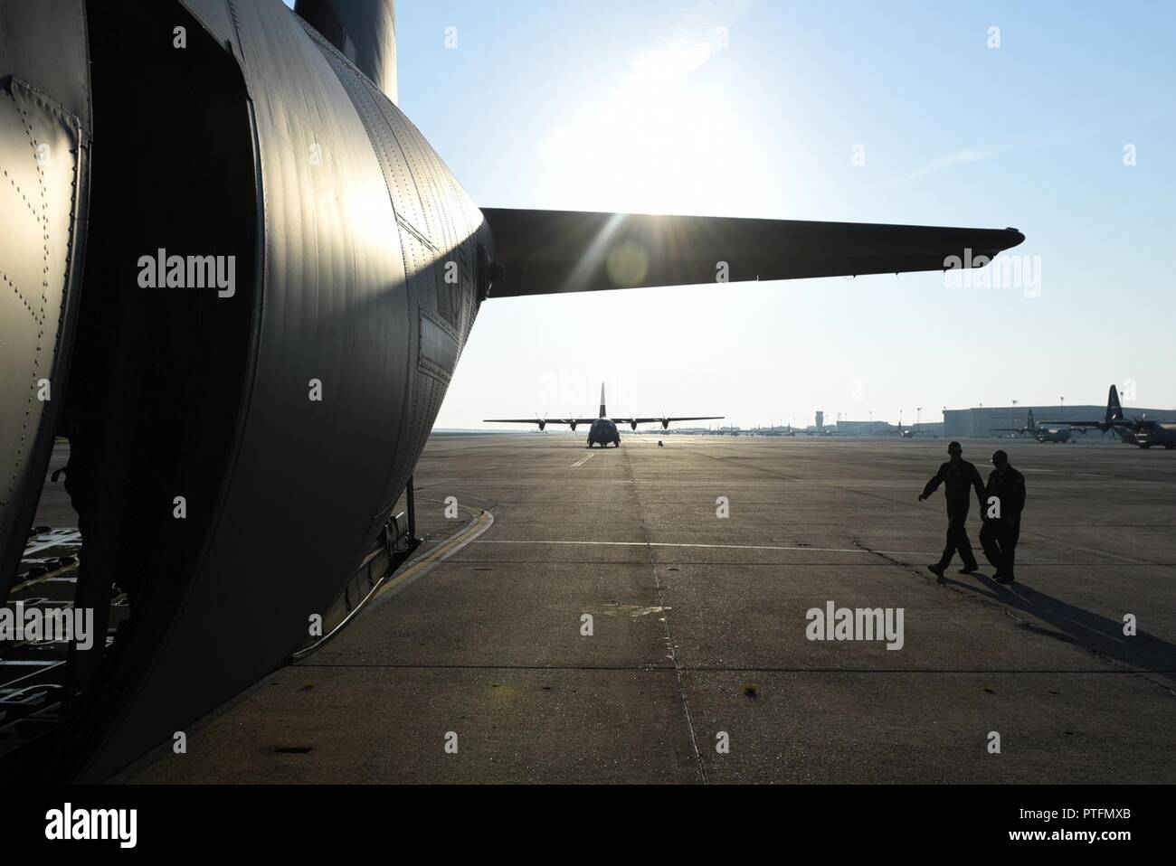 Durante quattro mesi di distribuzione per il Medio Oriente, U.S. Air Force Capt. Nick Rapp, XIX Airlift Wing capo della sicurezza, E DEGLI STATI UNITI Air Force Staff Sgt. J.R. Childres, XLI Airlift Squadron istruttore loadmaster, hanno lavorato insieme per volare più di 240 sortite a sostegno della libertà di funzionamento Sentinel. Il duo ha favorito una stretta amicizia attraverso le loro priorità condivise e di fiducia l uno per l altro. Foto Stock