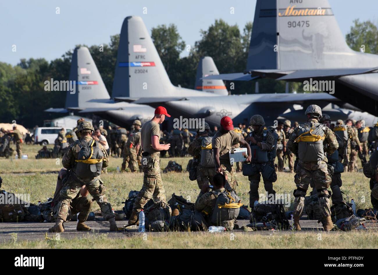 Multinazionale di personale militare assemblare vicino a C-130 Hercules aeromobili a Papa Air Base, Ungheria, 21 luglio 2017, prima di condurre le operazioni di volo più tardi quella sera durante l'esercizio Risposta rapida 17. Risposta rapida è legata a esercitare Saber Guardian 17, U.S. Esercito Europa-led, esercizio di multinazionali che si estende attraverso la Bulgaria, Ungheria e Romania con più di 25.000 membri del servizio da 22 alleati e nazioni partner Foto Stock